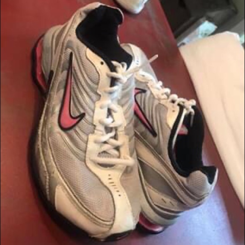 Nike tennis shoes size 6